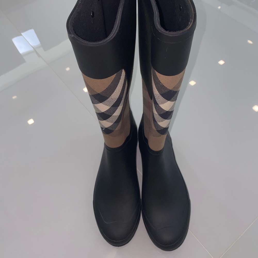 Burberry Boots Size 6
Women's Clemence Signature Check Rain Boots
Brand New
